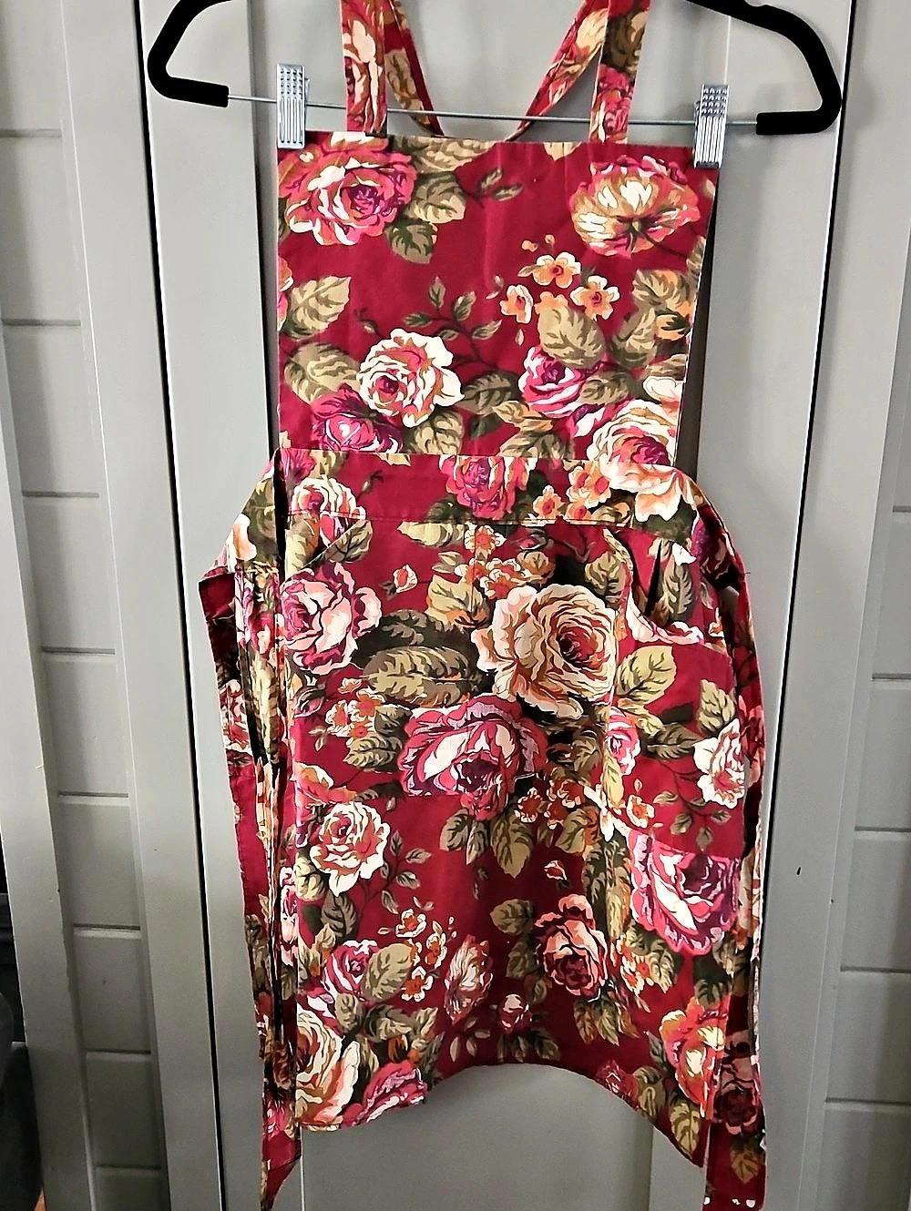 Floral Full Apron in Red & Pink Big Florals With Big Pockets. Like New Condition